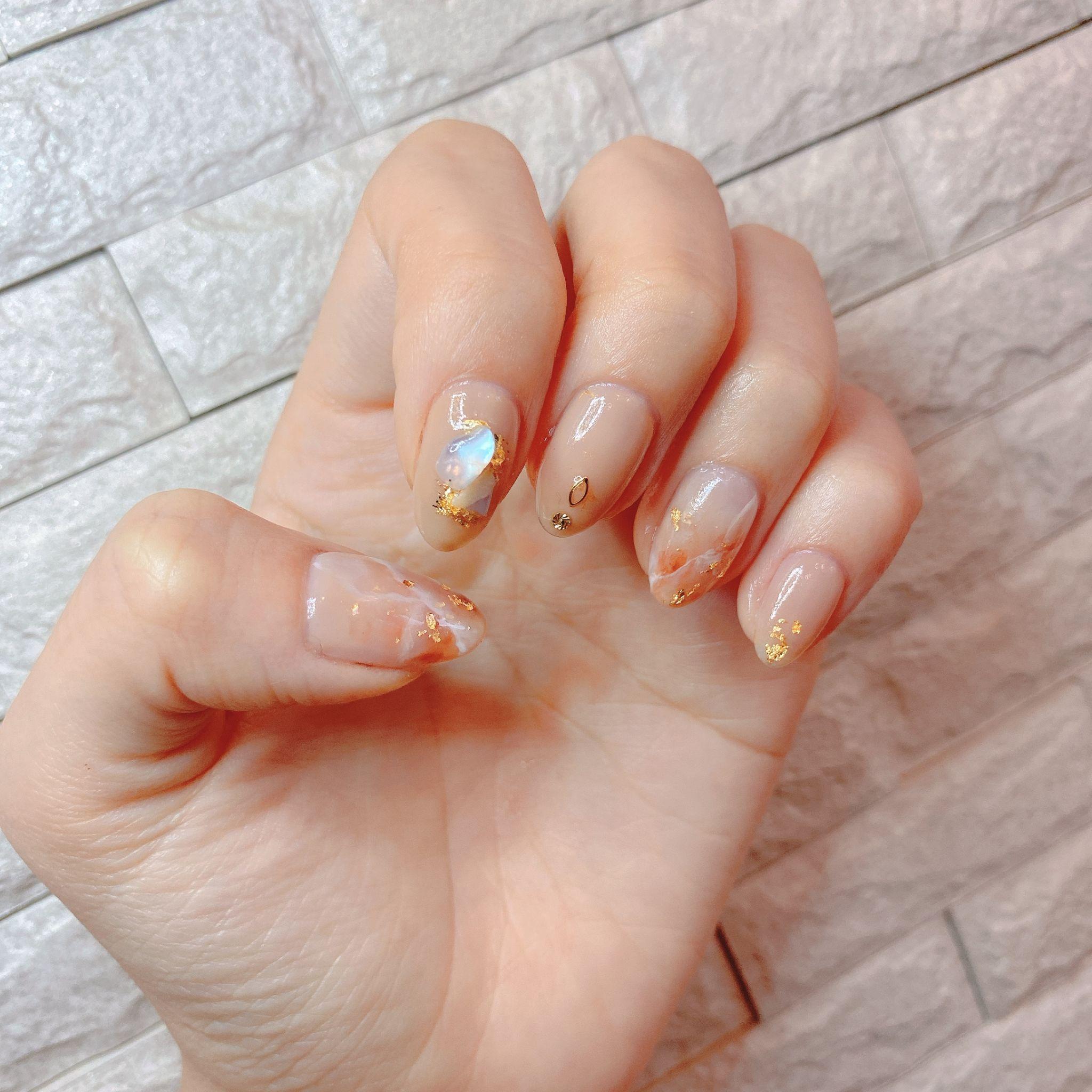Altın detaylı nail art tasarımı
